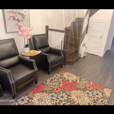 Brand New Bedroom With Tv Next Jhu Baltimora Esterno foto