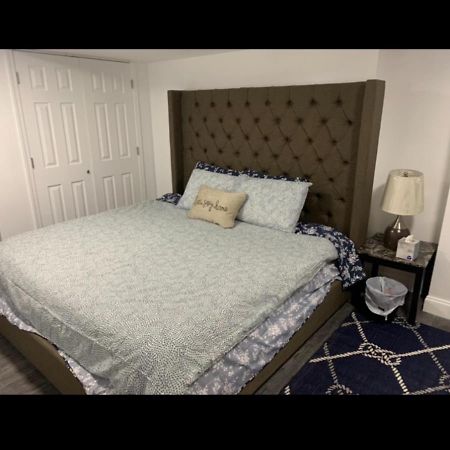 Brand New Bedroom With Tv Next Jhu Baltimora Esterno foto