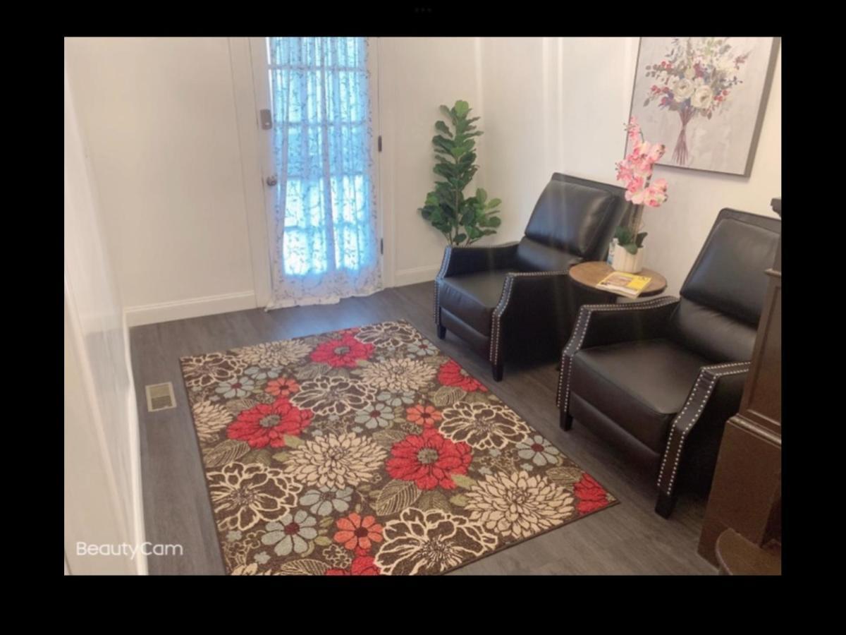 Brand New Bedroom With Tv Next Jhu Baltimora Esterno foto